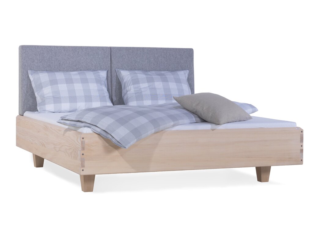 Massivholzbett aus Tanne mit gepolstertem Kopfteil aus Schurwollloden in dezentem Grau fein meliert. Das Bett kombiniert natürliche Holzoptik mit modernem Komfort. Die sichtbaren Holzverbindungen und die stabile Konstruktion unterstreichen die handwerkliche Qualität.