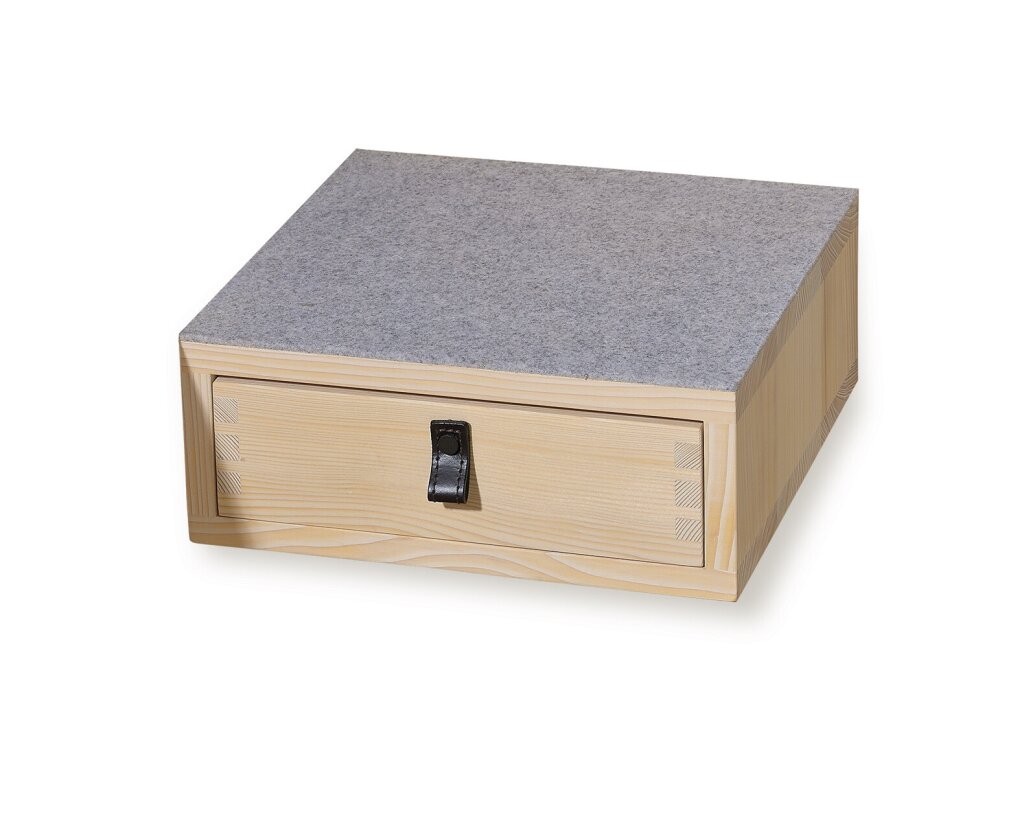 Ein kleines Nachtkästchen aus Tannenholz mit liebevoll gearbeiteter Innenlade. Zapfenverbindung und Ledergriff machen das Design perfekt. Die Oberseite ist mit grauem Schurwollfilz belegt.