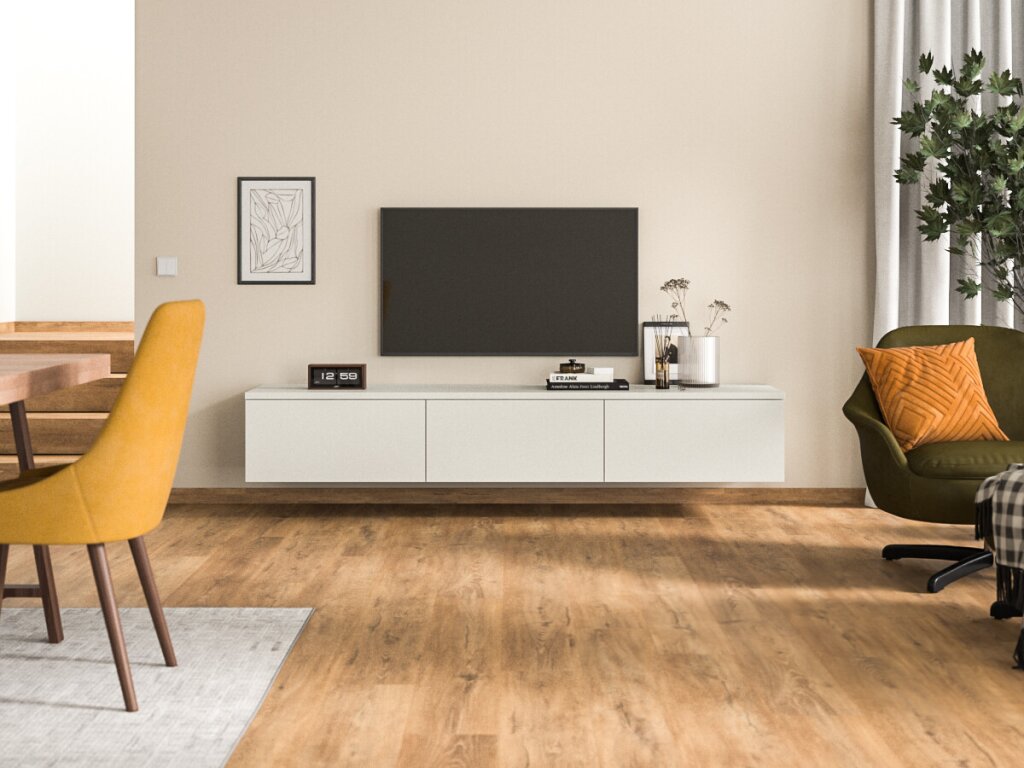 Ein schlichtes TV Board mit Wandaufhängung und drei Segmenten, die als Klapptüren gearbeitet sind. Das Sideboard ist in unifarbenem weißem Dekor gearbeitet. Darüber hängt ein kleiner Flachbildschirmfernseher. Das Board ist mit Büchern, einer Vase und Bildern dekoriert. Links ist eine Sitzgruppe angeschnitten und eine Treppe, rechts ein gemütlicher Drehstuhl und eine große Zimmerpflanze.
